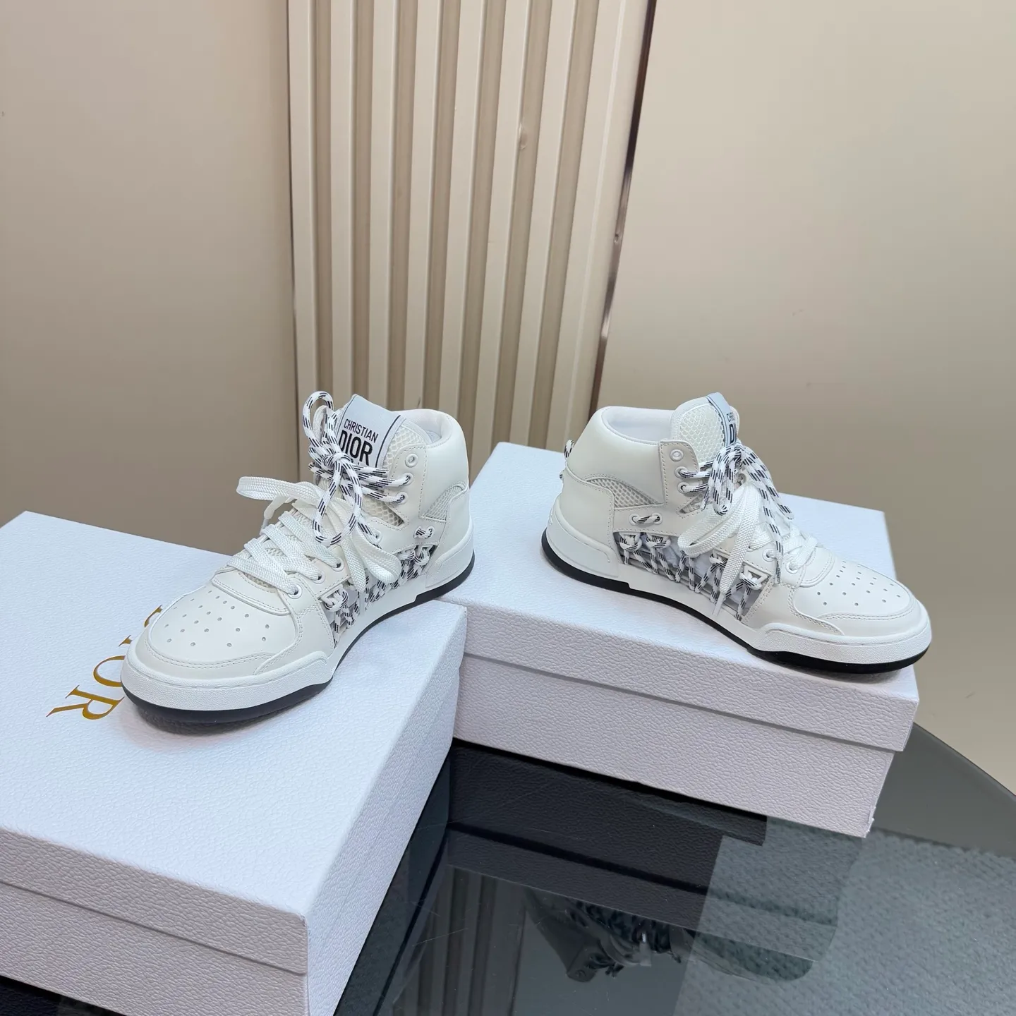 👟👟Ex-factory price 580👟👟 New in the 2025 series, this Dior, C'est sneaker shows eye-catching and fashionable style. Carefully crafted, the hollow design on the side of the upper is super fashionable, and the details also add a touch of elegance. The lightweight two-tone sole offers exceptional comfort and sporty style. Can add a stylish touch to any casual look. The tongue and sole are decorated with Christian Paris logo, and Niu Jing is designed with cowhide leather. Women's size 35-40 (customized to 40)